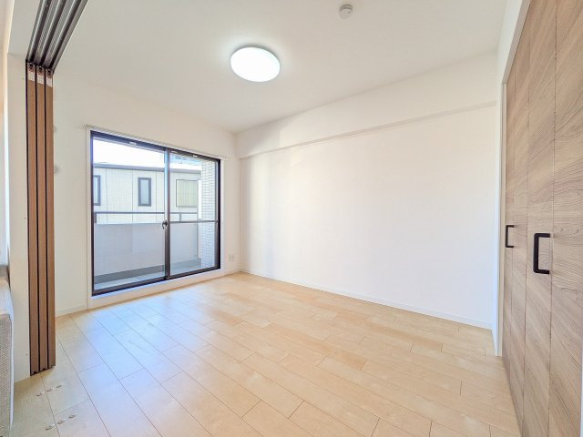 コートプラザ八王子の子供部屋|～リビングに隣接している5.9帖の洋室です～