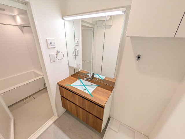 コートプラザ八王子の独立洗面台|～新規交換済、３面鏡付きの独立洗面台　細々している物をスッキリ収納出来ます～