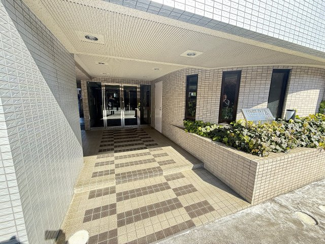 コートプラザ八王子のエントランス|～管理形態は全部委託式　キレイにメンテナンスされているマンションです～