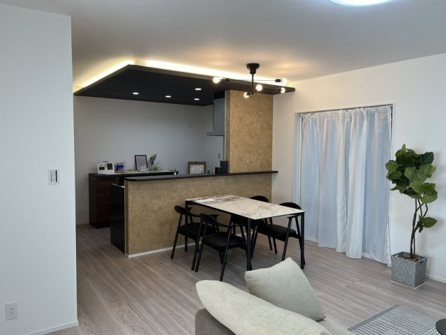 ルルーディア東区益野町④１号棟の居間・リビング|１８畳のリビングダイニング。