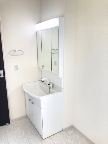 リーブルガーデンＳ前橋市下細井町第4　1号棟の独立洗面台|シャワー水栓付き洗面台で朝の身支度もバッチリです！
洗面台には収納スペースもあり洗面室もすっきり片付きますよ！