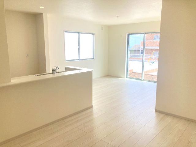 リーブルガーデンＳ前橋市下細井町第4　1号棟の居間・リビング|カウンターキッチンなのでお料理をしながら会話もできます。
夕食の支度をしながら、お子様の様子も見られて自然と会話も増えますよ♪