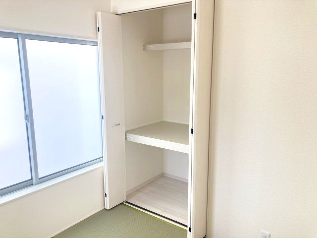 リーブルガーデンＳ前橋市下細井町第4　1号棟の収納|1階和室収納も充実