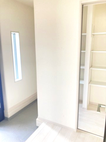 リーブルガーデンＳ前橋市下細井町第4　1号棟の収納|シューズインクローク付きで沢山の靴が収納できて玄関もすっきり片付きます！