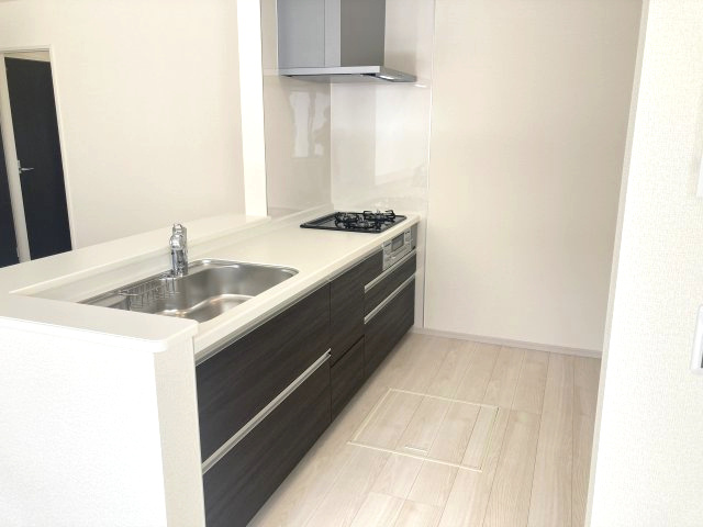 リーブルガーデンＳ前橋市下細井町第4　1号棟のキッチン|人気のカウンターキッチン採用です☆ゴミ出しに便利な勝手口付き♪
コンロも３口ご用意しています！調理スペースも広くストレスなくお料理できます。
浄水器つきなので美味しいお水も飲めますよ♪