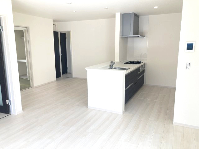 リーブルガーデンＳ前橋市下細井町第4　1号棟の居間・リビング|陽当たり良好な17.2帖リビングです☆
人気の対面式キッチンを配した空間はお好みの家具も合わせやすく、家族がくつろぐ快適な空間造りをサポート。窓からは明るい陽光が差し込みます。