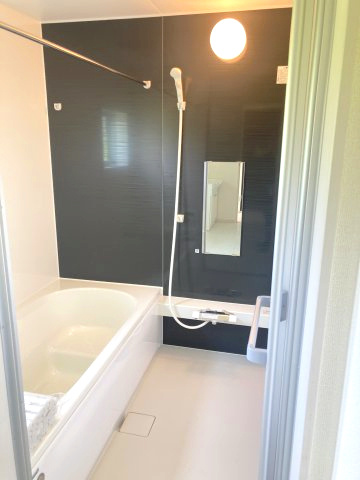 リーブルガーデンＳ前橋市下細井町第4　1号棟の浴室|１坪タイプのフルオートバスです！
足を延ばして入れる広さなので一日の疲れも癒されますよ♪
室内物干しや浴室乾燥機もあるのでお天気の悪い日にはランドリースペースとしてもご利用できます！