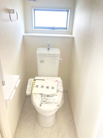 リーブルガーデンＳ前橋市下細井町第4　1号棟のトイレ|1階トイレです。清潔感のある白を基調としています。
温水洗浄・便座暖房機能の付いた快適なトイレです☆