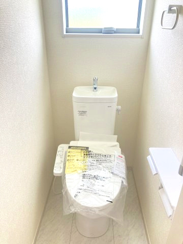 リーブルガーデンＳ前橋市下細井町第4　1号棟のトイレ|2階トイレです。清潔感のある白を基調としています。