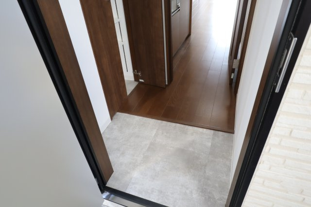 クレアール小綱町の玄関