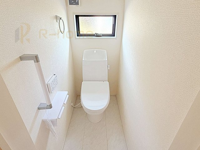 小美玉市江戸1期　新築戸建て　1号棟のトイレ|温水洗浄便座付きのトイレ。
トイレが２ヵ所設置で朝の忙しい時間でも安心です。