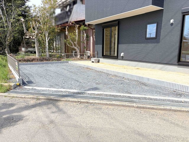 小美玉市江戸1期　新築戸建て　1号棟の駐車場|カースペースは3台完備。ゲスト用のスペースも確保できますね♪