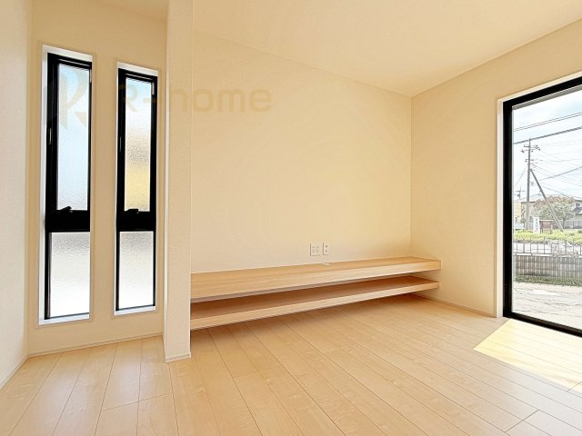 小美玉市江戸1期　新築戸建て　1号棟の居間・リビング|大きな窓から自然光が差し込む明るいリビング！テレビ台としても活用できるカウンター付き♪