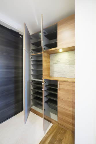 サンビューロ・シンエイの玄関