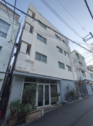 マンションコマツのエントランス