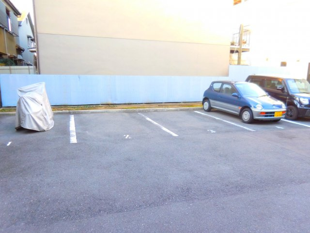 レオパレスグランビュイッソンの駐車場