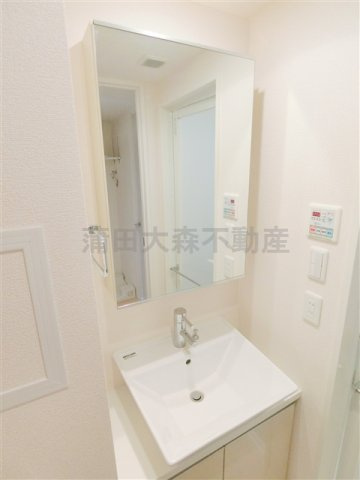 パークアクシス蒲田壱番館の洗面所|鏡裏収納の独立洗面台