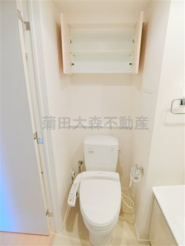 パークアクシス蒲田壱番館のトイレ|棚収納と温水暖房便座付きのトイレ　