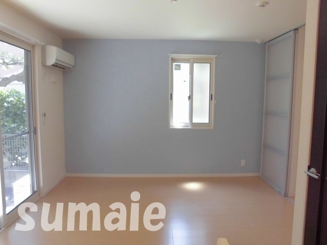 アプロ東小松川の居間・リビング|明るいリビング。