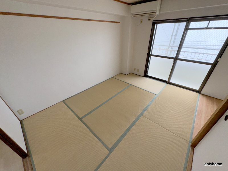 岡本ハイツ　仲介手数料無料の寝室