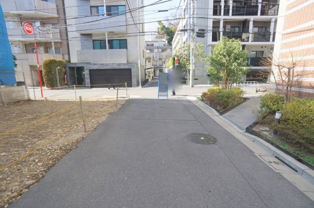南麻布１　土地の前面道路含む現地写真|北西側公道　幅員約4.0m　間口約15.76m