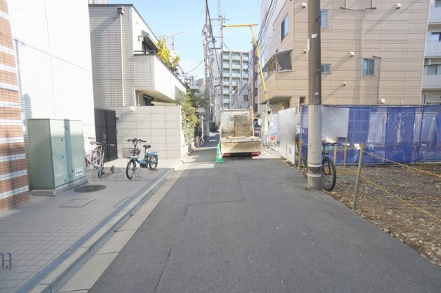 南麻布１　土地の前面道路含む現地写真|北西側公道　幅員約4.0m　間口約15.76m