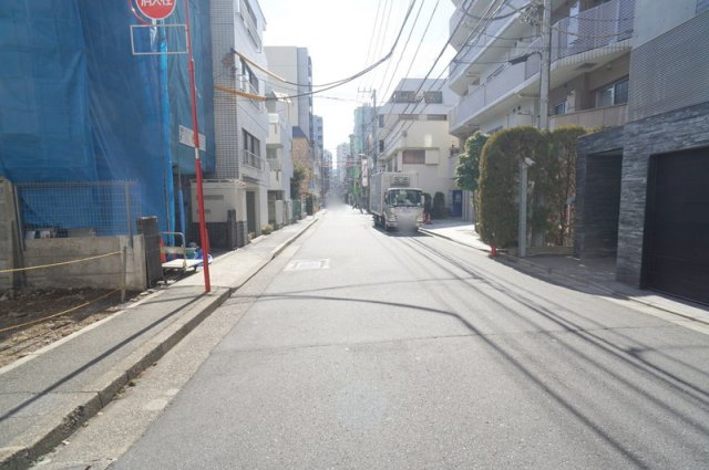 南麻布１　土地の前面道路含む現地写真|南西側公道　幅員約7.27m　間口約6.47m