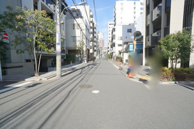 南麻布１　土地の前面道路含む現地写真|南西側公道　幅員約7.27m　間口約6.47m