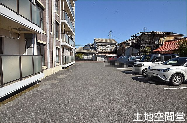 プレステージ陣原の駐車場