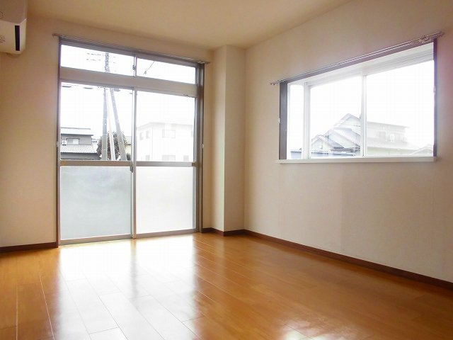 エルディム橋本の居間・リビング|こちらの居間で趣味の時間をお楽しみください