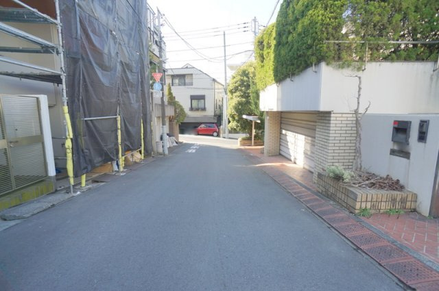上原３　土地の前面道路含む現地写真|南東側公道　幅員約5.3m　間口約9.1m
