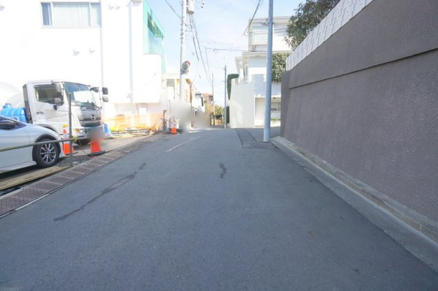 上原３　土地の前面道路含む現地写真|南東側公道　幅員約5.3m　間口約9.1m

