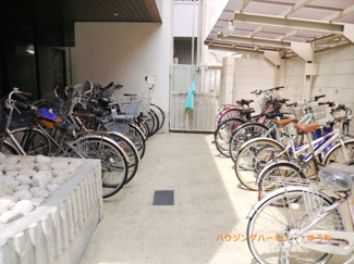 【その他共用部分】 | 敷地内に、屋根付き専用駐輪場有ります。