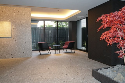 【ロビー】 | プレミアムフラット横濱紅葉坂 | 落ち着いたロビーです