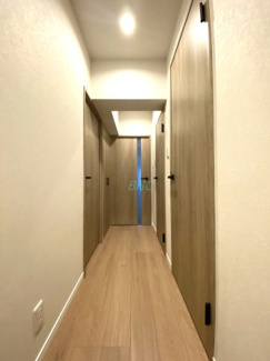 【その他】 | シャルマンコーポ草津 | 玄関通路は毎日の行き帰りで使う空間。明るく迎えてくれるお部屋は嬉しいですね。