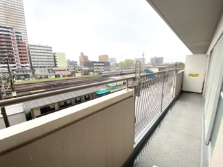 【バルコニー】 | シャルマンコーポ草津 | 気持ちのいい空が見渡せる広いバルコニー。爽やかな風を感じて、素敵な暮らしがはじまります。