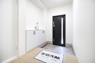 【玄関】 | 南アルプス市飯野 内外装一新 中古戸建 敷地85坪 全洋室 | 南向きの明るい玄関　玄関扉なども新品交換済み