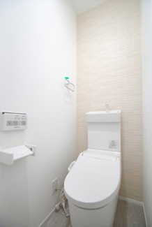 【トイレ】 | 南アルプス市飯野 内外装一新 中古戸建 敷地85坪 全洋室 | 1階トイレ　ウォシュレット付き