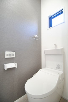 【トイレ】 | 南アルプス市飯野 内外装一新 中古戸建 敷地85坪 全洋室 | 2階トイレ　もちろんウォシュレット付き