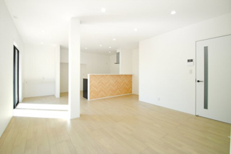 【居間・リビング】 | 南アルプス市飯野 内外装一新 中古戸建 敷地85坪 全洋室 | 19.5帖の広々リビング　フルリフォームで大変綺麗な状態です。