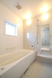 【浴室】 | 南アルプス市飯野 内外装一新 中古戸建 敷地85坪 全洋室 | 1坪サイズバスルームも新品交換済