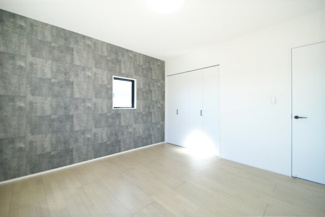 【洋室】 | 南アルプス市飯野 内外装一新 中古戸建 敷地85坪 全洋室 | 2階　8帖洋室　南向きで明るいお部屋です。