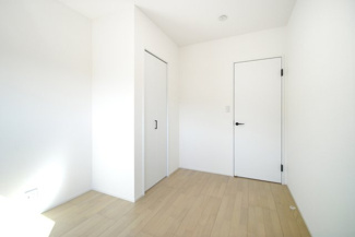 【洋室】 | 南アルプス市飯野 内外装一新 中古戸建 敷地85坪 全洋室 | 1階　5.5帖洋室