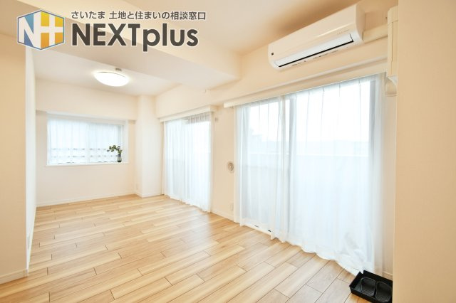 ライオンズマンション大宮浅間町の居間・リビング|キッチンからリビング全体を見渡せる開放的な設計です。家族の会話を遮らないセパレートキッチンを採用し、機能性とデザイン性を両立。心地よい団らんの時間が流れる住まいです。