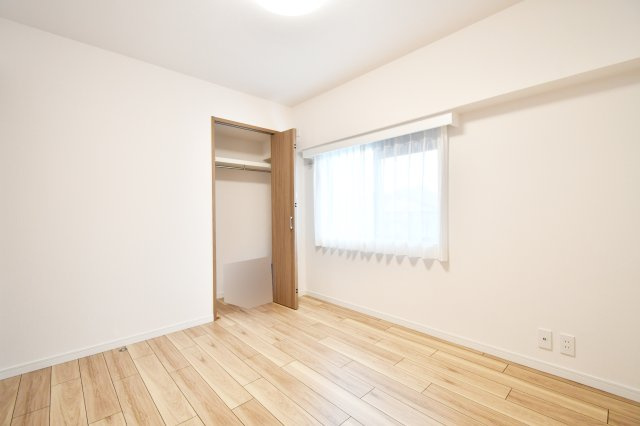 ライオンズマンション大宮浅間町の洋室|洋室①：窓から柔らかな光が差し込む約5.1帖の洋室。新規張替済みのクロスが清潔感を演出しており、心地よいプライベート空間を実現。寝室としてはもちろん、静かな環境で集中できるワークスペースにもおすすめ。