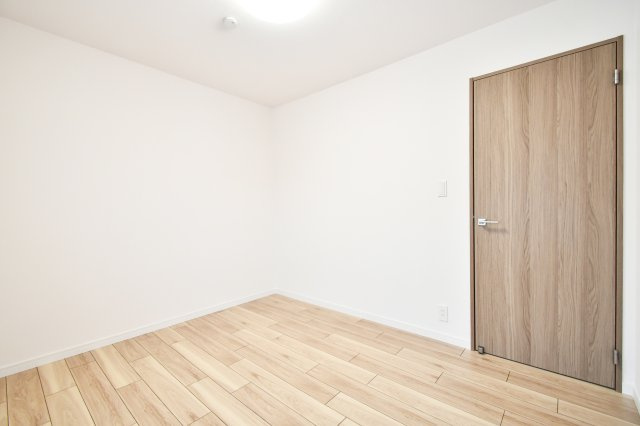ライオンズマンション大宮浅間町の洋室|洋室①：クローゼット付きで、収納力にゆとりを持たせました。全室に照明器具とレースカーテンを標準設置しているため、ご入居当日から快適に過ごせます。独立性の高い角部屋で、自分時間を大切にできます。