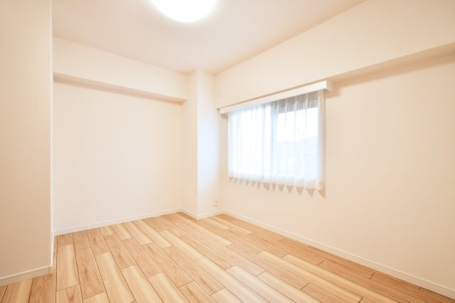 ライオンズマンション大宮浅間町の洋室|洋室②：新規張替済みのクロスが心地よい、約5.0帖の洋室です。窓からは柔らかな光が差し込み、独立性の高い角部屋ならではの静かな環境が保たれています。子供部屋や趣味の空間におすすめ。