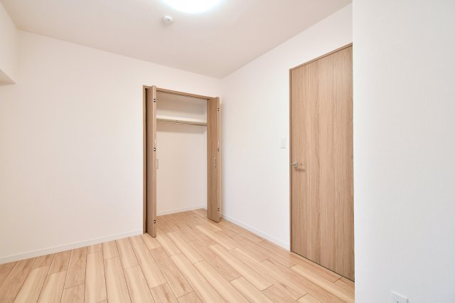 ライオンズマンション大宮浅間町の洋室|洋室②：収納力のあるクローゼット付きで、お部屋をスッキリとお使いいただけます。全室照明器具とレースカーテン付きで、入居時の負担が少ないのも魅力。木の温もりを感じる落ち着いた内装です。