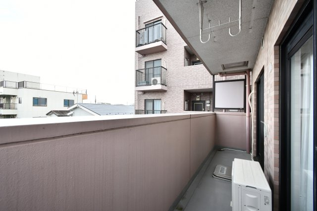 ライオンズマンション大宮浅間町のバルコニー|東向きに配されたバルコニーは、朝日が心地よく差し込む爽やかな空間です。リフォームでクリーニングも施され、清潔感があります。周囲に高い建物がなく、開放的な眺望を楽しめるのも魅力です。