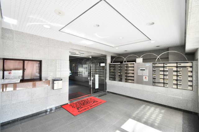 ライオンズマンション大宮浅間町のエントランス|広々としたエントランスホールは、掃除が行き届き清潔感に溢れています。開放的でスムーズな出入りが可能です。集合ポストや掲示板もあり、管理の良さが伺えます。